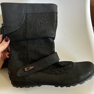 Merrell Black Embossed Suede Waterproof Winter Boots Women’s Size 7.5